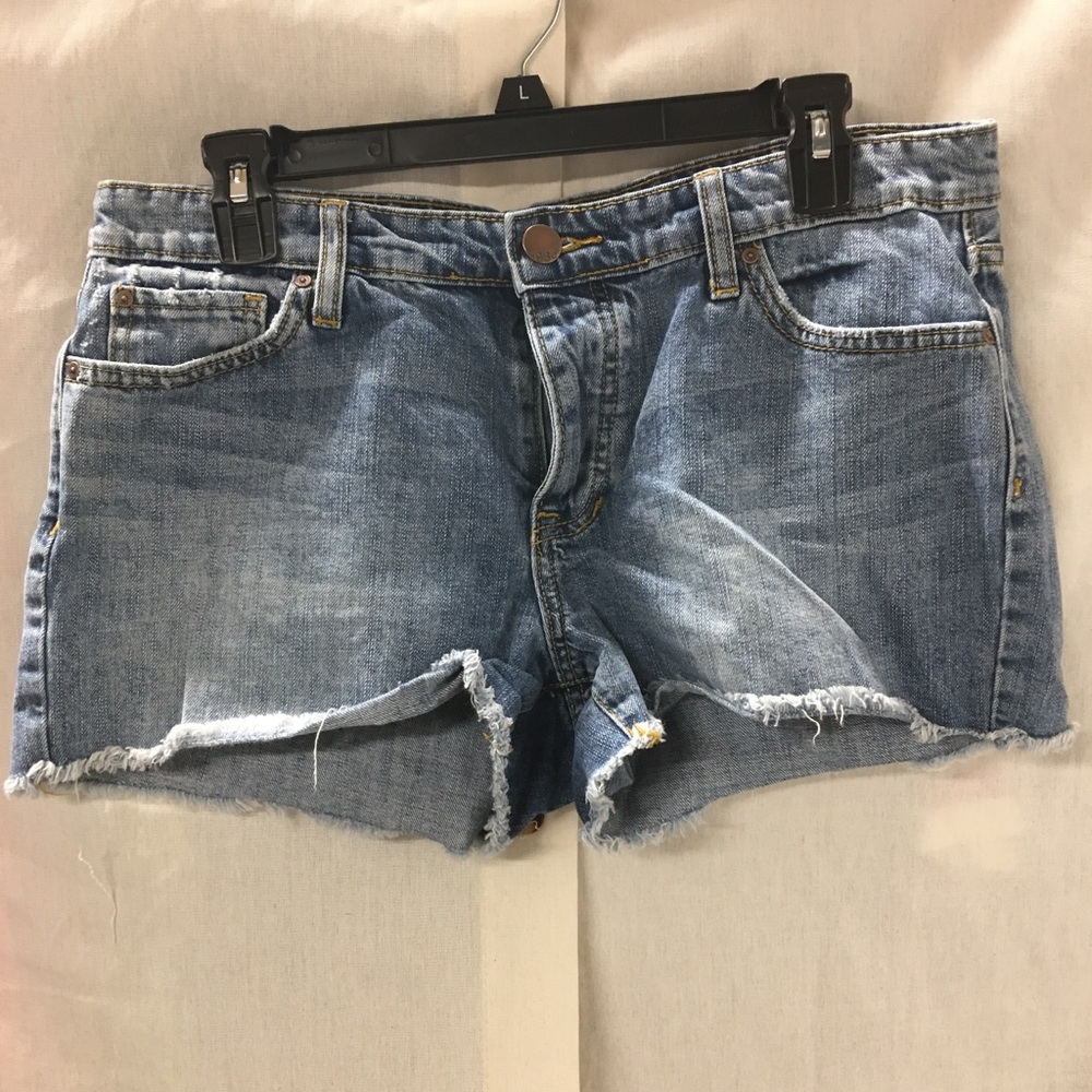 Gap mid rise shorts